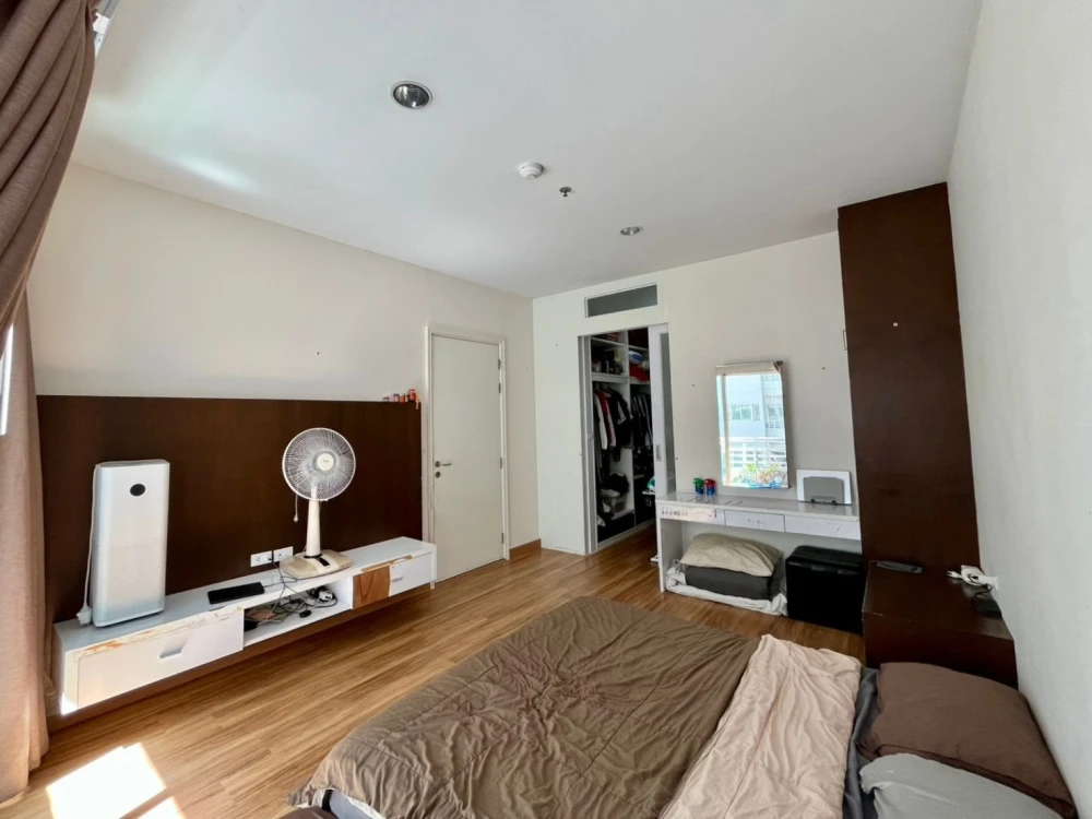 Selling The Four Wings Residence Srinakarin, 2 bedrooms, 3 bathrooms. Very spacious unit with a home-like atmosphere.