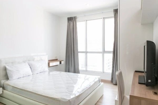 ขาย The Hotel Serviced ห้องตกแต่งโทรสีขาวสบายตา อุปกรณ์เครื่องใช้ไฟฟ้าครบครัน พร้อมเข้าอยู่แล้ว
