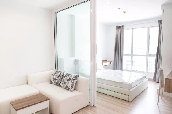 ขาย The Hotel Serviced ห้องตกแต่งโทรสีขาวสบายตา อุปกรณ์เครื่องใช้ไฟฟ้าครบครัน พร้อมเข้าอยู่แล้ว