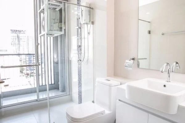 ขาย The Hotel Serviced ห้องตกแต่งโทรสีขาวสบายตา อุปกรณ์เครื่องใช้ไฟฟ้าครบครัน พร้อมเข้าอยู่แล้ว