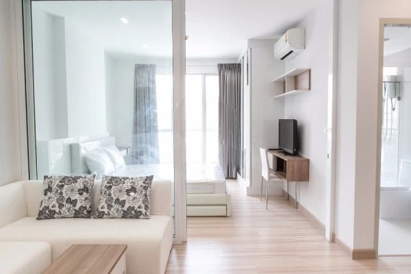 ขาย The Hotel Serviced ห้องตกแต่งโทรสีขาวสบายตา อุปกรณ์เครื่องใช้ไฟฟ้าครบครัน พร้อมเข้าอยู่แล้ว