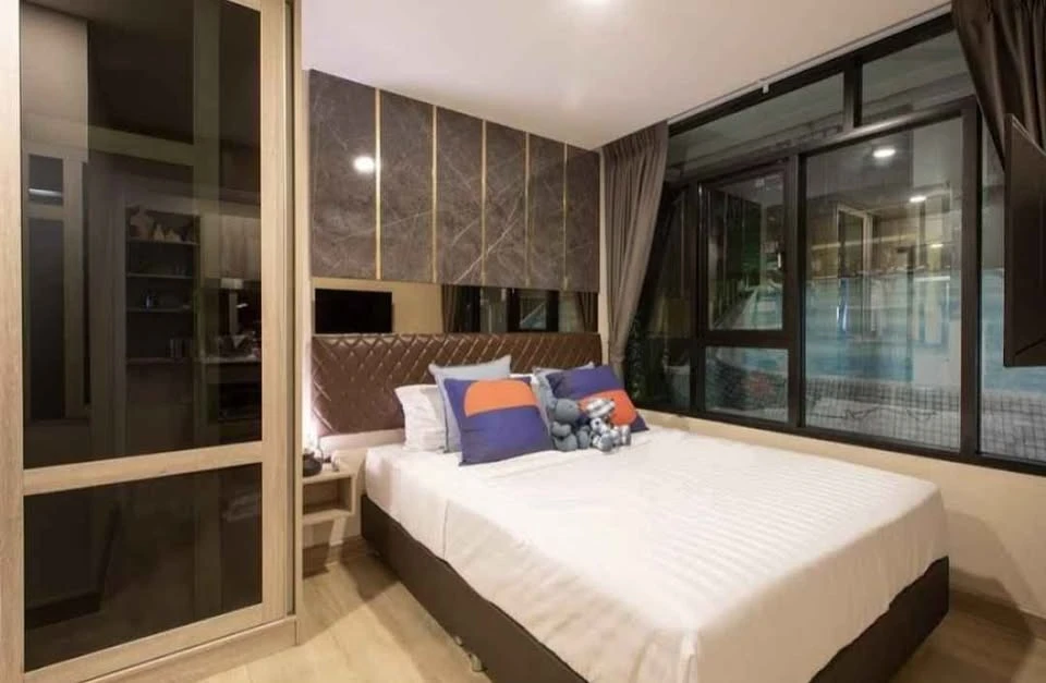 ขาย The Indeed Condo Amata 1 ห้องนอน 1 ห้องน้ำ บิ้วอินผนังหัวเตียงลายหินอ่อนสุดปัง เฟอร์ครบ จองเลย