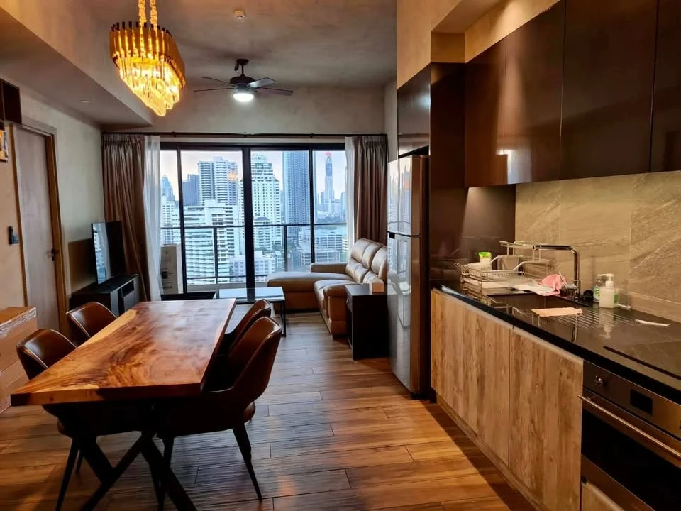 ขาย The Lofts Asoke 2 ห้องนอน พื้นที่ใช้สอยเยอะ ทำเลดี ตกแต่งครบครัน พลาดแล้วจะเสียใจ
