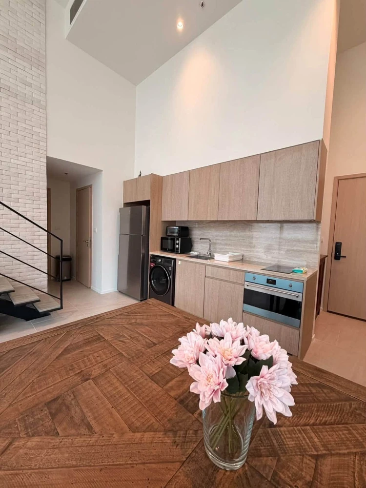 ขาย The Lofts Silom เฟอร์นิเจอร์คุณภาพดี นำเข้าจากต่างประเทศ (อเมริกา และอิตาลี) ห้องโปร่ง มี character แบบ Loft และมีความเป็นส่วนตัว