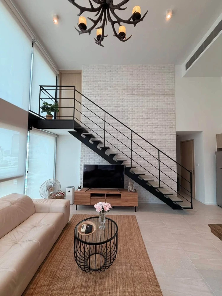 ขาย The Lofts Silom เฟอร์นิเจอร์คุณภาพดี นำเข้าจากต่างประเทศ (อเมริกา และอิตาลี) ห้องโปร่ง มี character แบบ Loft และมีความเป็นส่วนตัว