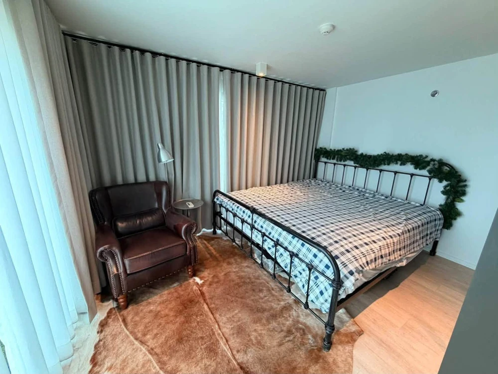 ขาย The Lofts Silom เฟอร์นิเจอร์คุณภาพดี นำเข้าจากต่างประเทศ (อเมริกา และอิตาลี) ห้องโปร่ง มี character แบบ Loft และมีความเป็นส่วนตัว