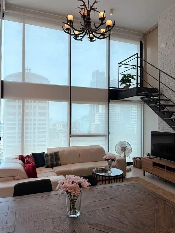 ขาย The Lofts Silom เฟอร์นิเจอร์คุณภาพดี นำเข้าจากต่างประเทศ (อเมริกา และอิตาลี) ห้องโปร่ง มี character แบบ Loft และมีความเป็นส่วนตัว