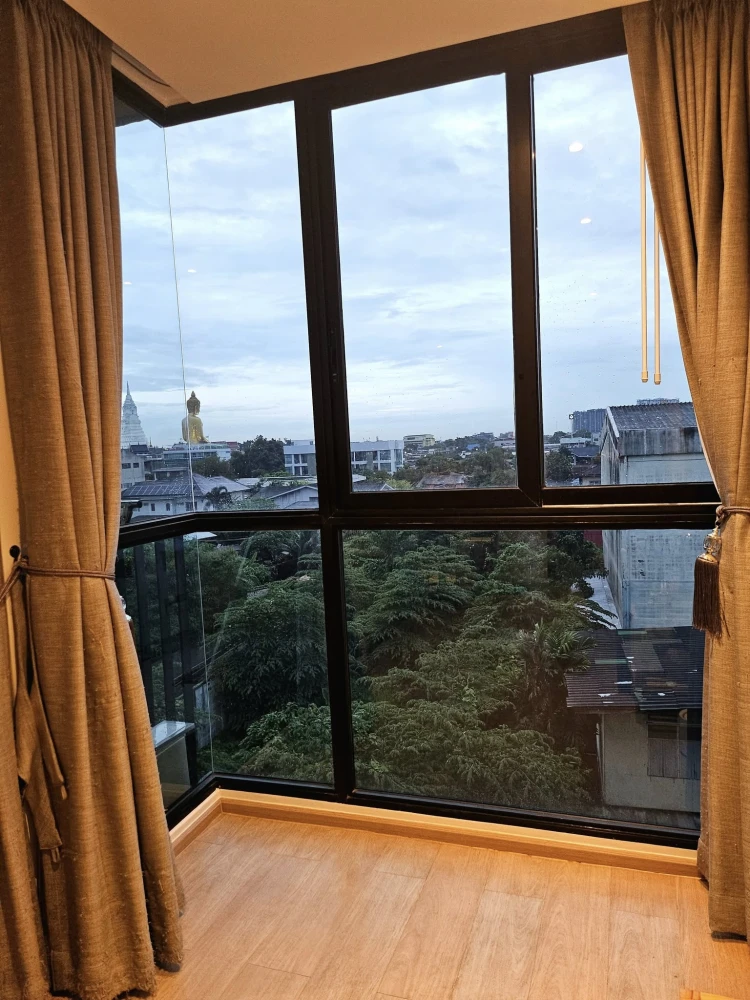 ขาย The Matt Sathorn-Thapra ห้องอยู่หัวมุมเป็นส่วนตัวมาก อากาศถ่ายเทเป็นอย่างดี สงบร่มรื่น ห้องไม่ติดกันกับห้องอื่น จองเลย