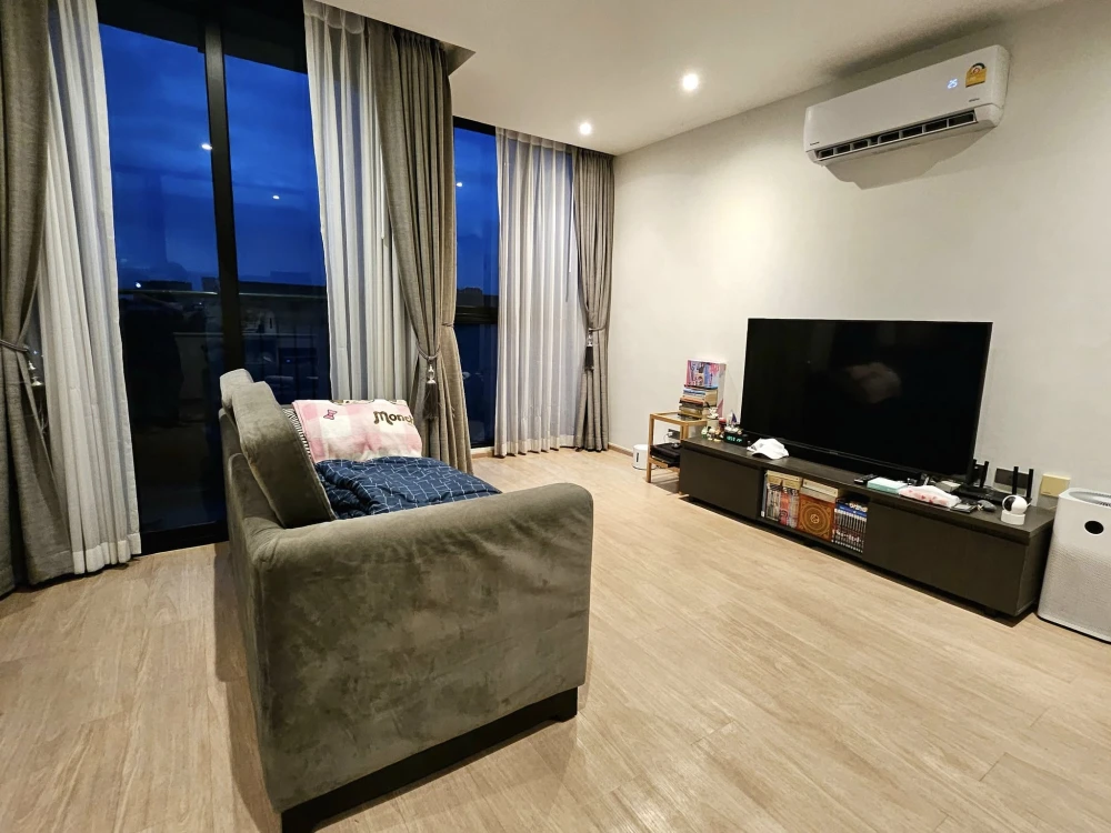 ขาย The Matt Sathorn-Thapra ห้องอยู่หัวมุมเป็นส่วนตัวมาก อากาศถ่ายเทเป็นอย่างดี สงบร่มรื่น ห้องไม่ติดกันกับห้องอื่น จองเลย