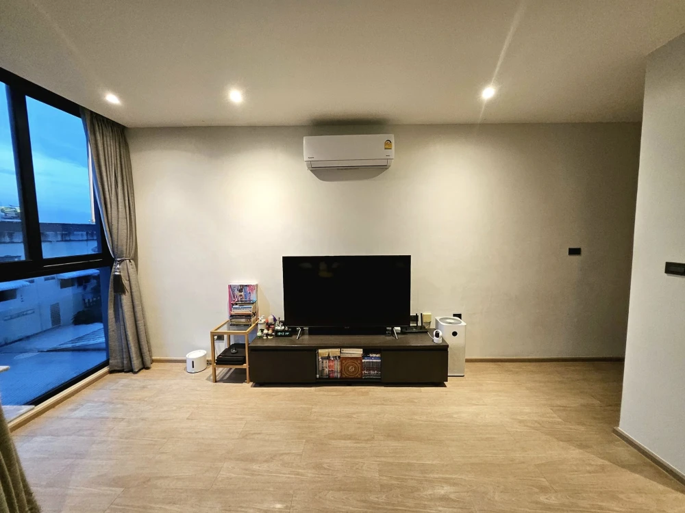 ขาย The Matt Sathorn-Thapra ห้องอยู่หัวมุมเป็นส่วนตัวมาก อากาศถ่ายเทเป็นอย่างดี สงบร่มรื่น ห้องไม่ติดกันกับห้องอื่น จองเลย