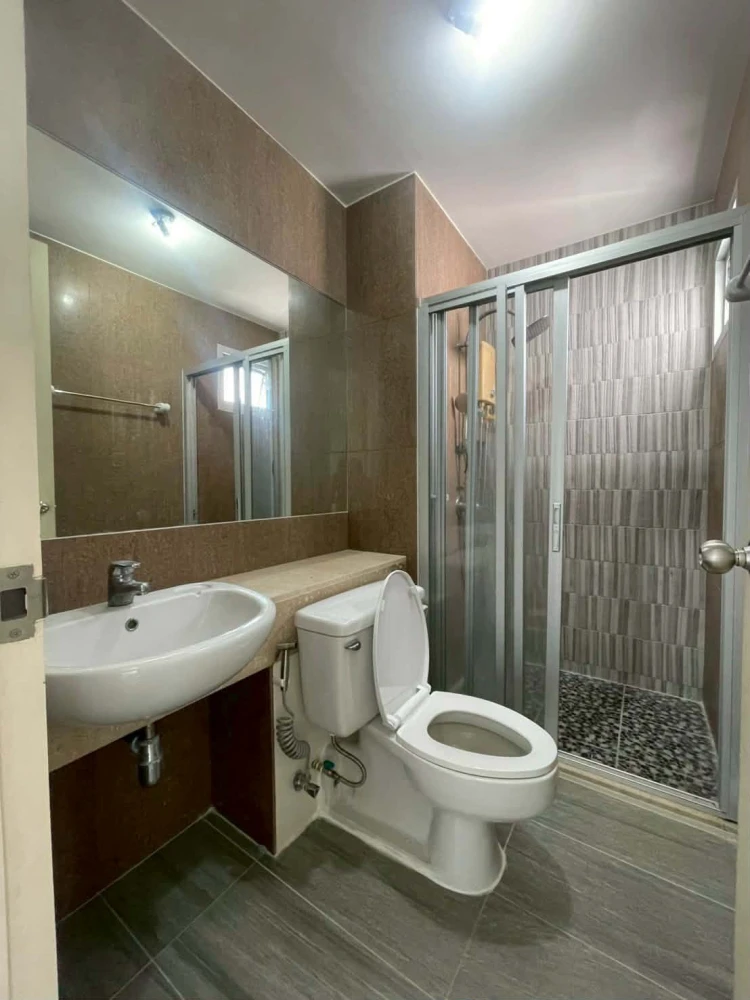 ขาย The Parkland Srinakarin ห้องน่าอยู่ เฟอร์พร้อม กว้างขวาง จองเลย