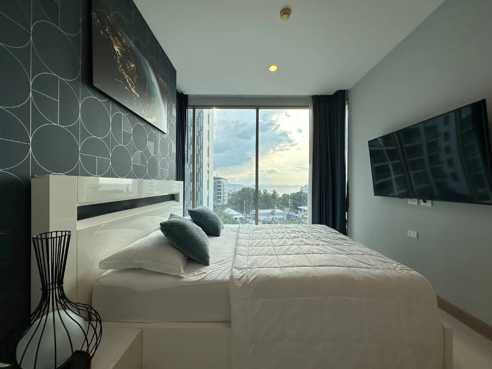 ขาย The Riviera Wong Amat Beach ห้องมุมให้ความเป็นส่วนตัว ตกแต่งหรูหรามีสไตล์ ติดวอลเปเปอร์ลายสวย เห็นวิวทะเล จองเลย