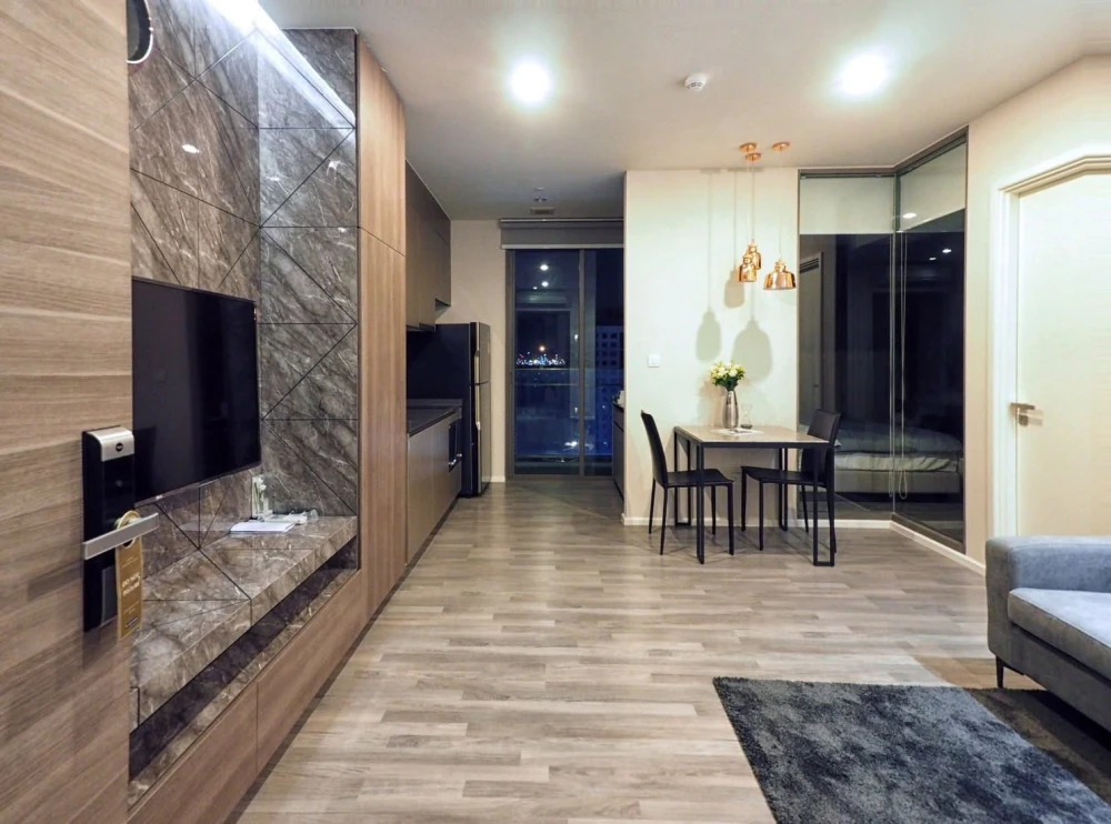 ขาย The Room Sukhumvit 69 ห้องกว้างขวางมาก ตกแต่งบิวท์อินอย่างดี มีสไตล์น่าอยู่สุดๆ พลาดแล้วจะเสียใจ