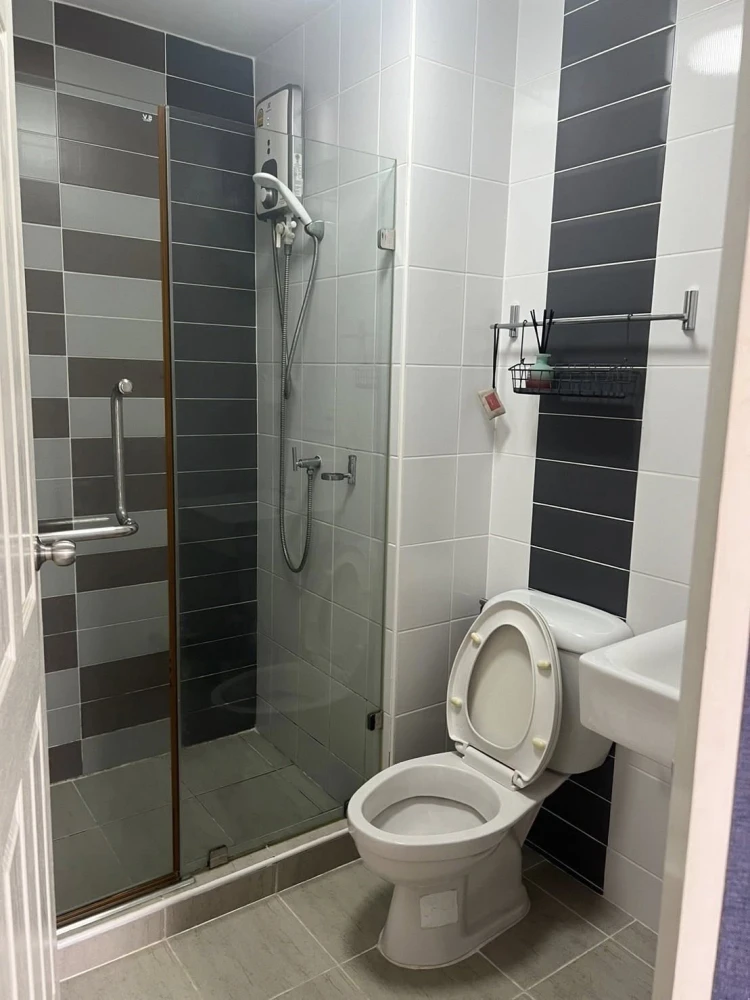 ขาย The Trust Residence Ratchada-Rama 3 ห้องน่าอยู่ ติดวอลเปเปอร์อย่างดี มาพร้อมเฟอร์นิเจอร์ครบครัน จองเลยตอนนี้