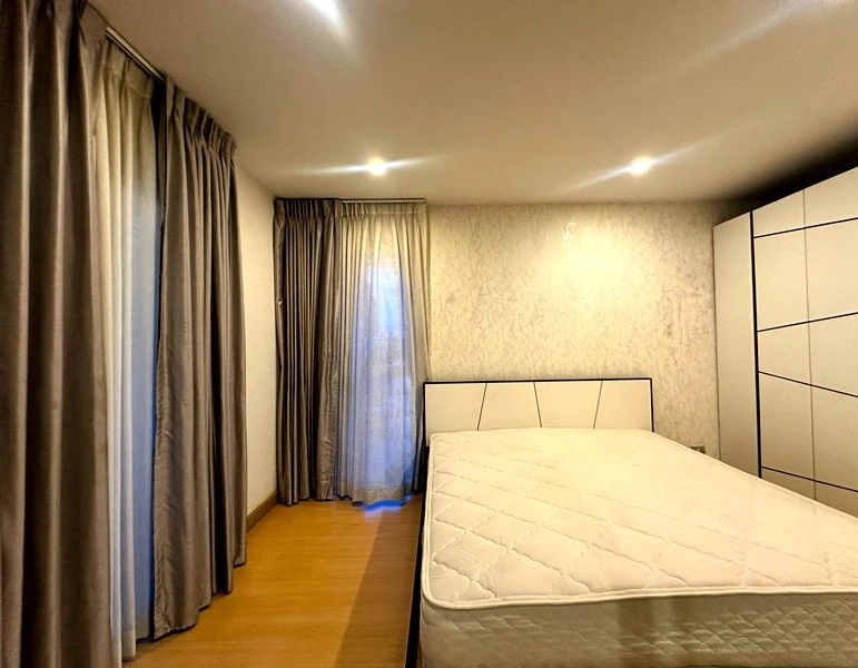 Selling Tourmaline Gold Sathorn-Taksin condo. Ready to move in, fully furnished, spacious and comfortable. Book now!