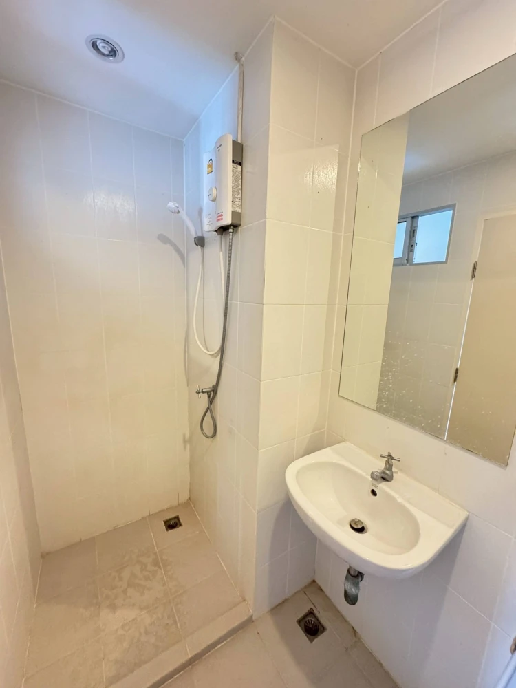 ขาย V Condo Ladkrabang ห้องน่าอยู่ ชั้น 8 มาพร้อมเฟอร์นิเจอร์บิ้วอินอย่างดี พลาดแล้วจะเสียใจ