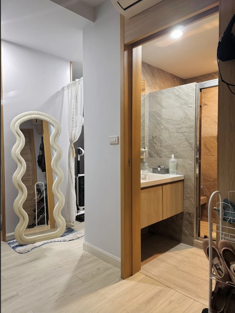 ขาย V Condo Salaya ตึก 8 ชั้น 2 สามารถวางเตียงขนาด king size ได้สบาย มีเฟอร์นิเจอร์พร้อมอยู่