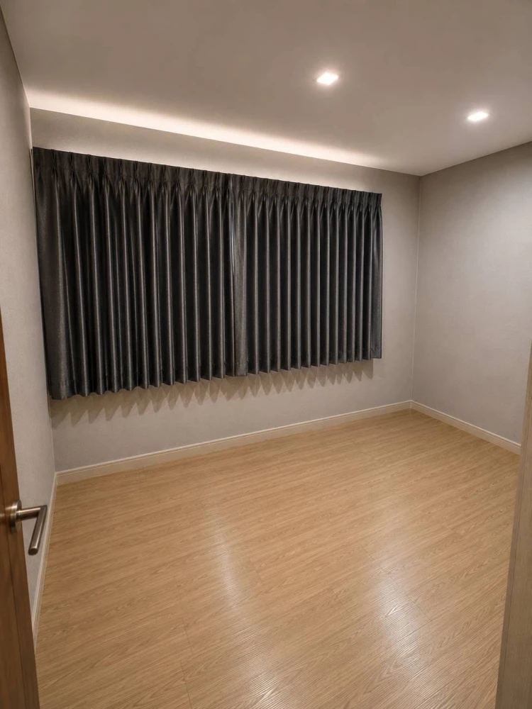 ขาย Wynn Condo Phaholyothin 52 ติดวอลเปเปอร์อิฐ และเทา ม่าน black out สองชั้นทั้งห้อง เหมาะสำหรับคนที่อยากได้พื้นที่มากขึ้น แบ่งห้องทำงาน/ห้องนอนได้