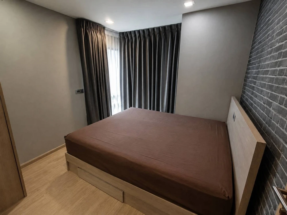 ขาย Wynn Condo Phaholyothin 52 ติดวอลเปเปอร์อิฐ และเทา ม่าน black out สองชั้นทั้งห้อง เหมาะสำหรับคนที่อยากได้พื้นที่มากขึ้น แบ่งห้องทำงาน/ห้องนอนได้