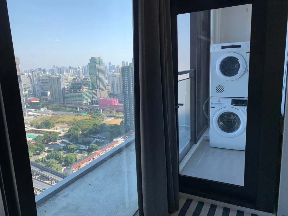 คอนโด ชีวาทัย เรสซิเดนซ์ อโศก (Chewathai Residence Asoke) ห้องสวยกึ่ง Duplex ชั้นสูง วิวสวย พร้อมอยู่ ฟรีอินเทอร์เน็ต!