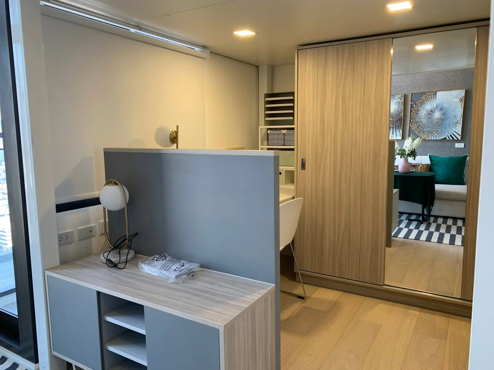คอนโด ชีวาทัย เรสซิเดนซ์ อโศก (Chewathai Residence Asoke) ห้องสวยกึ่ง Duplex ชั้นสูง วิวสวย พร้อมอยู่ ฟรีอินเทอร์เน็ต!