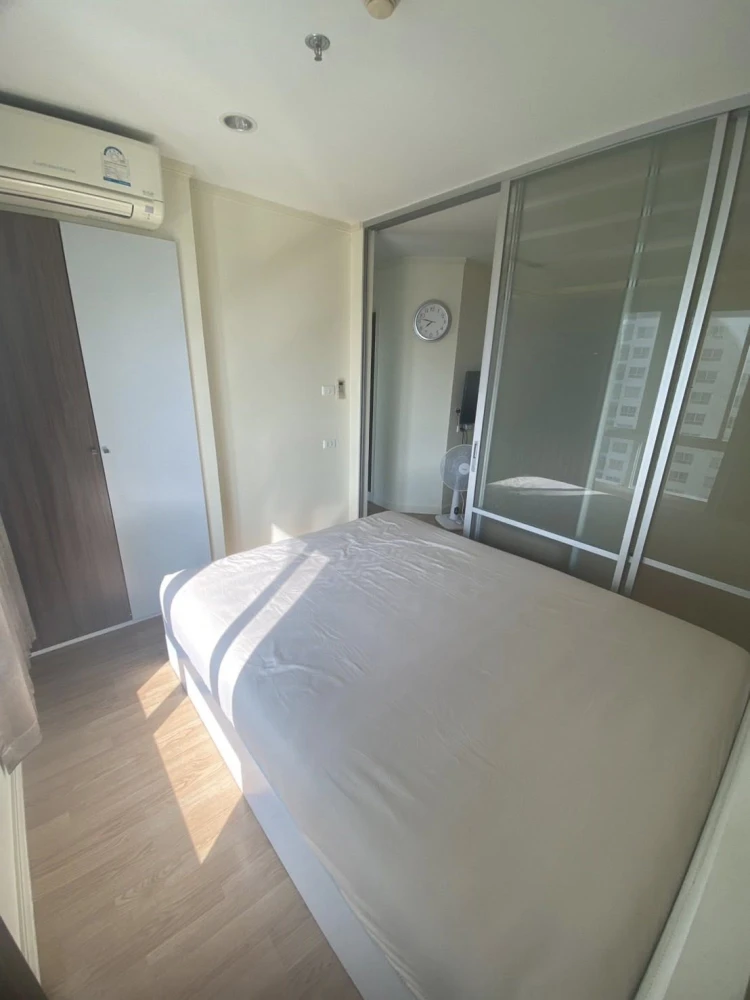 Condo for rent at Lumpini Ville Chaengwattana-Pakkret. The unit has separate partitions, creating well-defined zones. Book now, don't miss out!