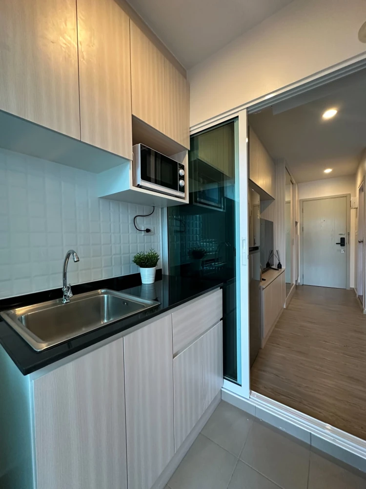 ปล่อยเช่าคอนโด Regent Home บางนา ห้องทาสีอ่อน สบายตา ตกแต่ง built in ห้องนั่งเล่นและครัว มาจองเลย