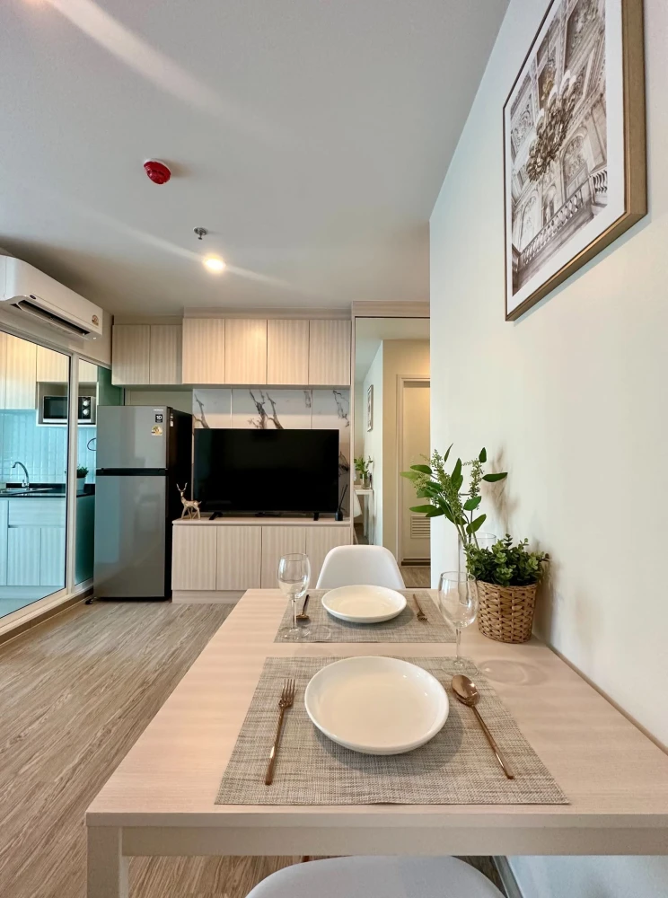 ปล่อยเช่าคอนโด Regent Home บางนา ห้องทาสีอ่อน สบายตา ตกแต่ง built in ห้องนั่งเล่นและครัว มาจองเลย
