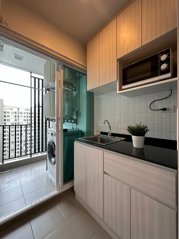 ปล่อยเช่าคอนโด Regent Home บางนา ห้องทาสีอ่อน สบายตา ตกแต่ง built in ห้องนั่งเล่นและครัว มาจองเลย