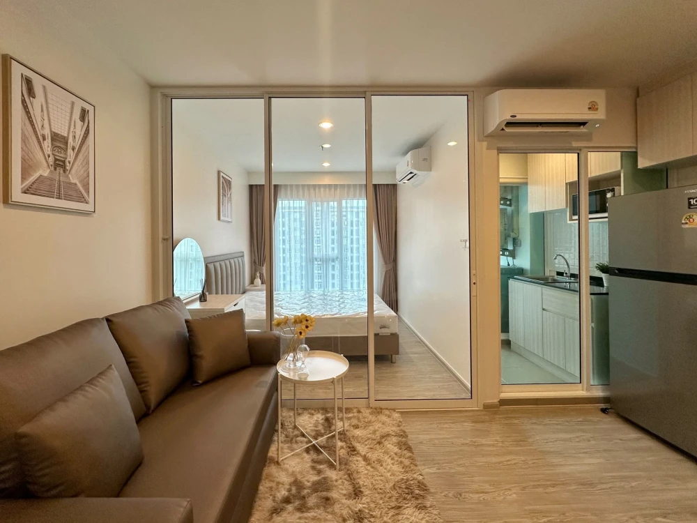 ปล่อยเช่าคอนโด Regent Home บางนา ห้องทาสีอ่อน สบายตา ตกแต่ง built in ห้องนั่งเล่นและครัว มาจองเลย