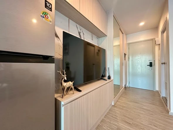 ปล่อยเช่าคอนโด Regent Home บางนา ห้องทาสีอ่อน สบายตา ตกแต่ง built in ห้องนั่งเล่นและครัว มาจองเลย