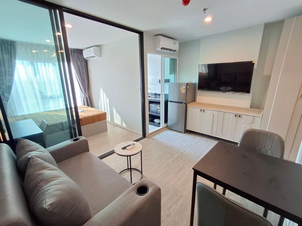 Urgent rental! Regent Home Bangna, ready-to-move-in unit on the 28th floor with great views. Convenient and complete amenities all in one place. Book