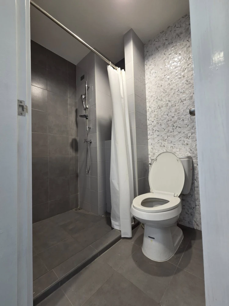 ปล่อยเช่า The Trust Condo @BTS Erawan ห้องพร้อมอยู่ สิ่งอำนวยความสะดวกครบ มาจองเลยอย่าพลาด