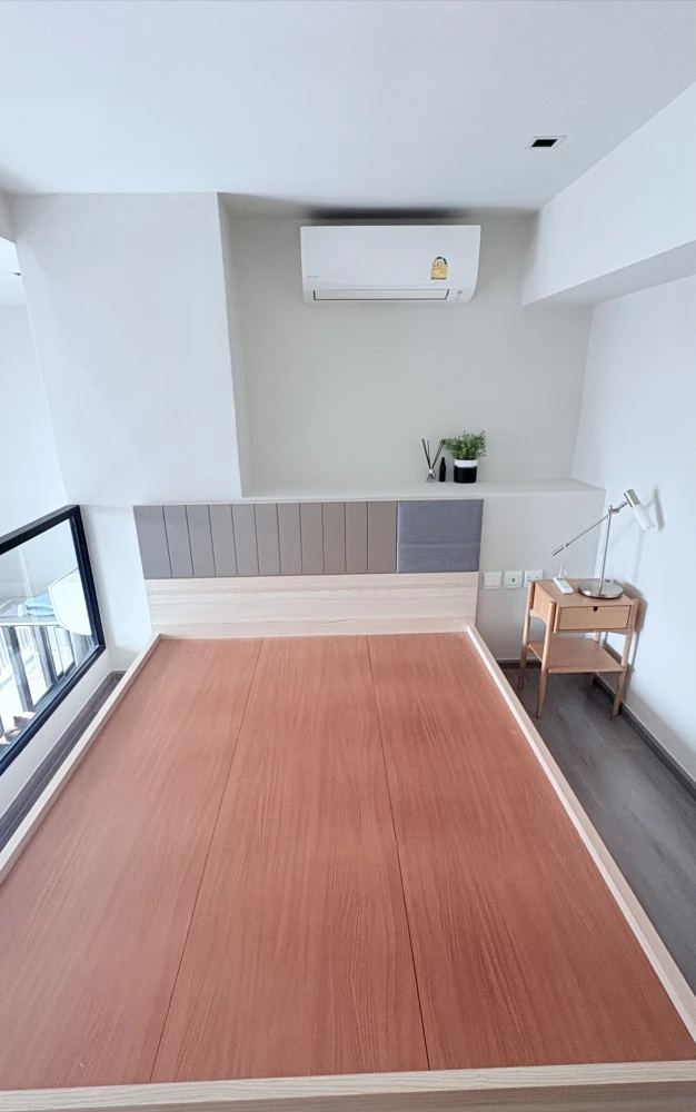 For rent: The Reserve Phahol–Pradipat, 2-story loft room, high ceiling, cool room, not hot, good soundproofing, no noise disturbance, move in quickly.