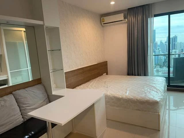 ให้เช่าคอนโด ศุภาลัย พรีเมียร์ แอท อโศก ชั้น 35 ระเบียงวิวสนามฟุตบอล เฟอร์นิเจอร์ และ เครื่องใช้ไฟฟ้าครบ จองเลย