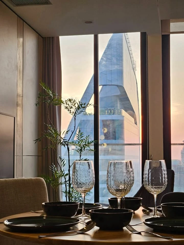 ให้เช่าคอนโด โนเบิล เพลินจิต ห้องน่าอยู่ เฟอร์ เครื่องใช้ไฟฟ้าครบ ชั้น 41 ได้วิวสูง มาจองได้แล้ววันนี้ อย่าพลาด