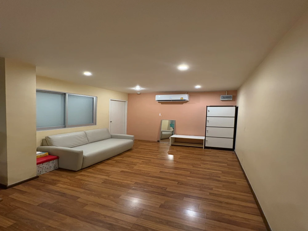 ให้เช่าคอนโด Condo U @ Huamak ห้องพร้อมอยู่ เฟอร์ เครื่องใช้ไฟฟ้าครบ มาแต่ตัวเข้าอยูได้เลย