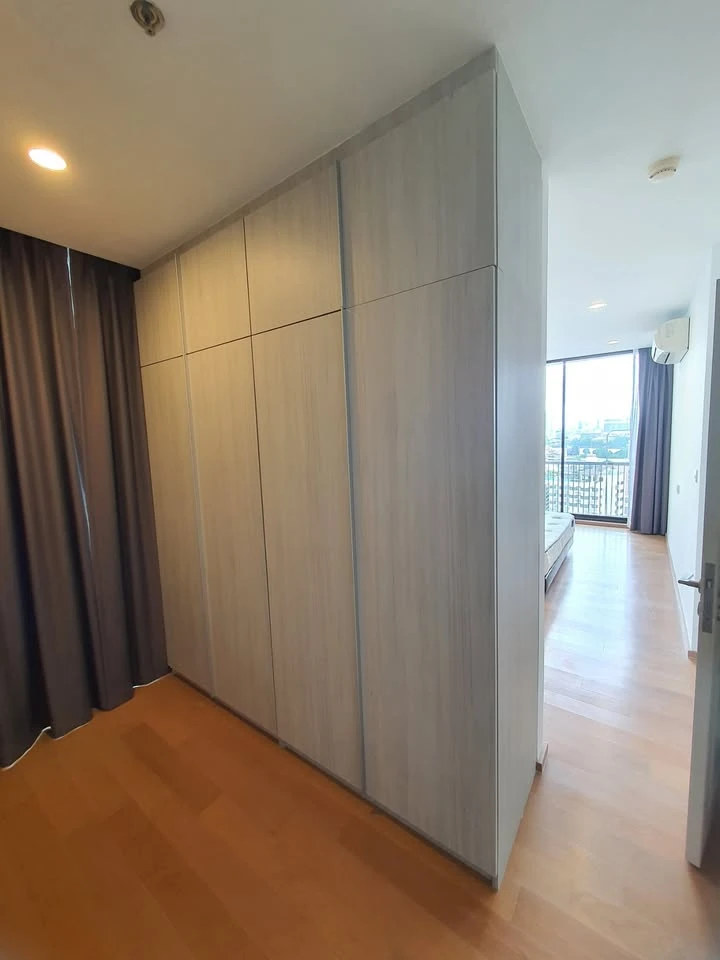 ให้เช่าคอนโด Noble Revo Silom ห้องกว้างขวาง พื้นที่ใช้สอยจุใจ เฟอร์นิเจอร์ครบพร้อมเครื่องใช้ไฟฟ้า จองเลย อย่าพลาด