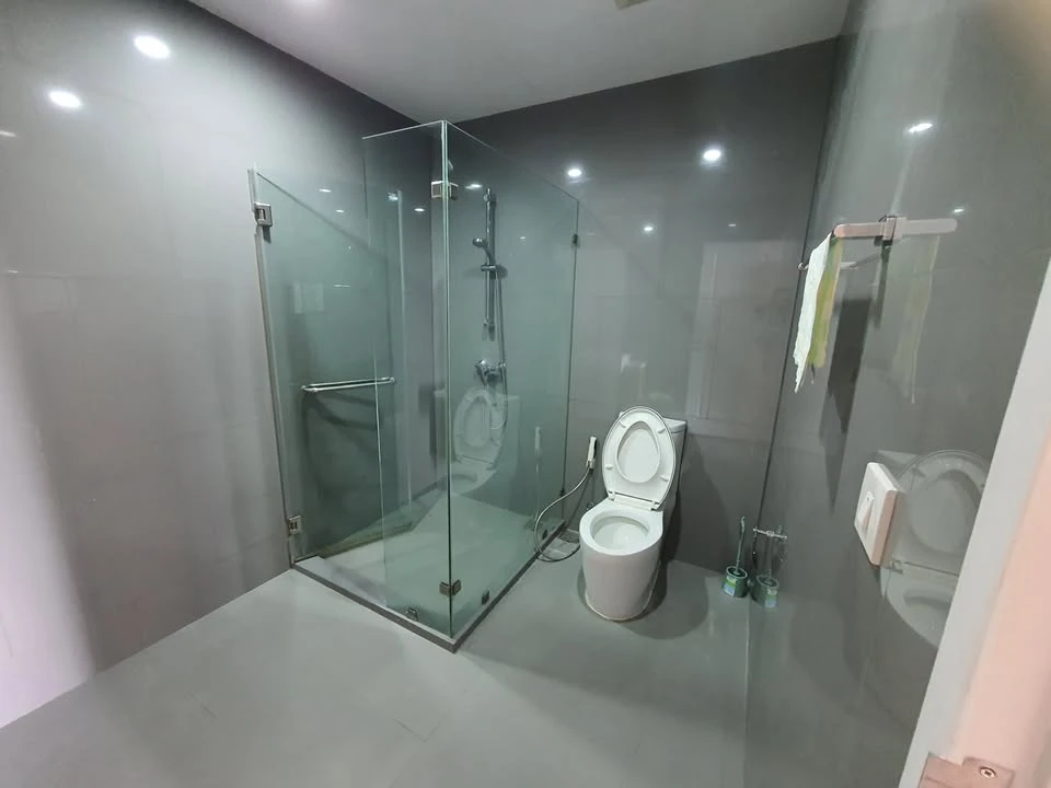 ให้เช่าคอนโด Noble Revo Silom ห้องกว้างขวาง พื้นที่ใช้สอยจุใจ เฟอร์นิเจอร์ครบพร้อมเครื่องใช้ไฟฟ้า จองเลย อย่าพลาด