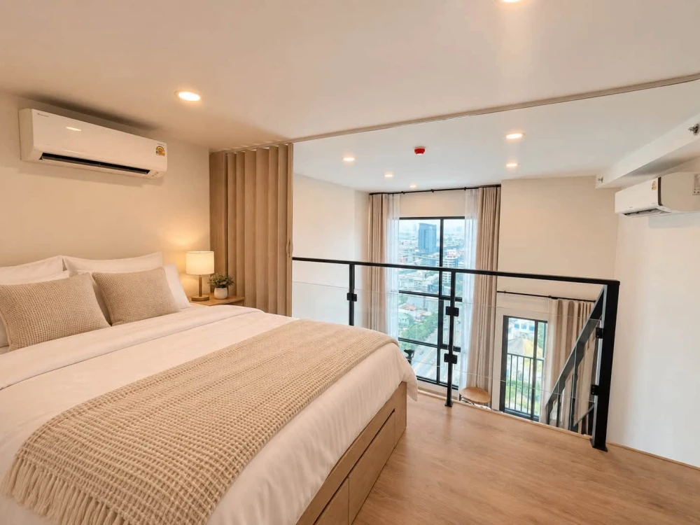 ให้เช่าคอนโด Origin Plug & Play Sirindhorn Station Duplex 2 ชั้น  เพดานสูงประมาณ 4.2 เมตร ให้ความรู้สึกโปร่ง โล่ง จองเลย
