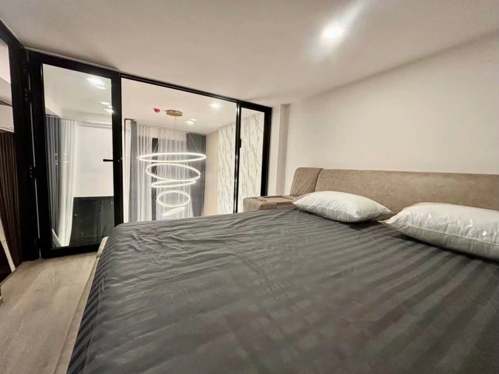 ให้เช่าคอนโด SOHO Bangkok Ratchada ห้อง Duplex 2 ชั้น 14 ได้วิวสูง เฟอร์นิเจอร์และเครื่องใช้ไฟฟ้าครบ มาจองเลย