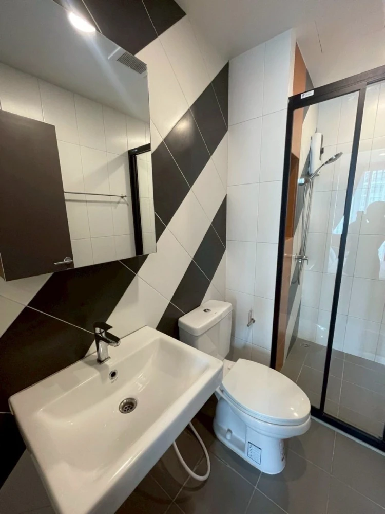 ให้เช่าคอนโด The Base สะพานใหม่ ห้องน่าอยู่ เฟอร์ เครื่องใช้ไฟฟ้าครบ ลากกระเป๋าเข้าอยู่ได้เลย อย่ารอช้า