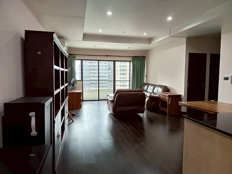 ให้เช่า คอนโดมิเนียม สาธร การ์เดนส์ ชั้น 18  พร้อมระเบียงชมวิวเมืองสุดอลังการ ใกล้รถไฟฟ้า พร้อมเข้าอยู่!!!