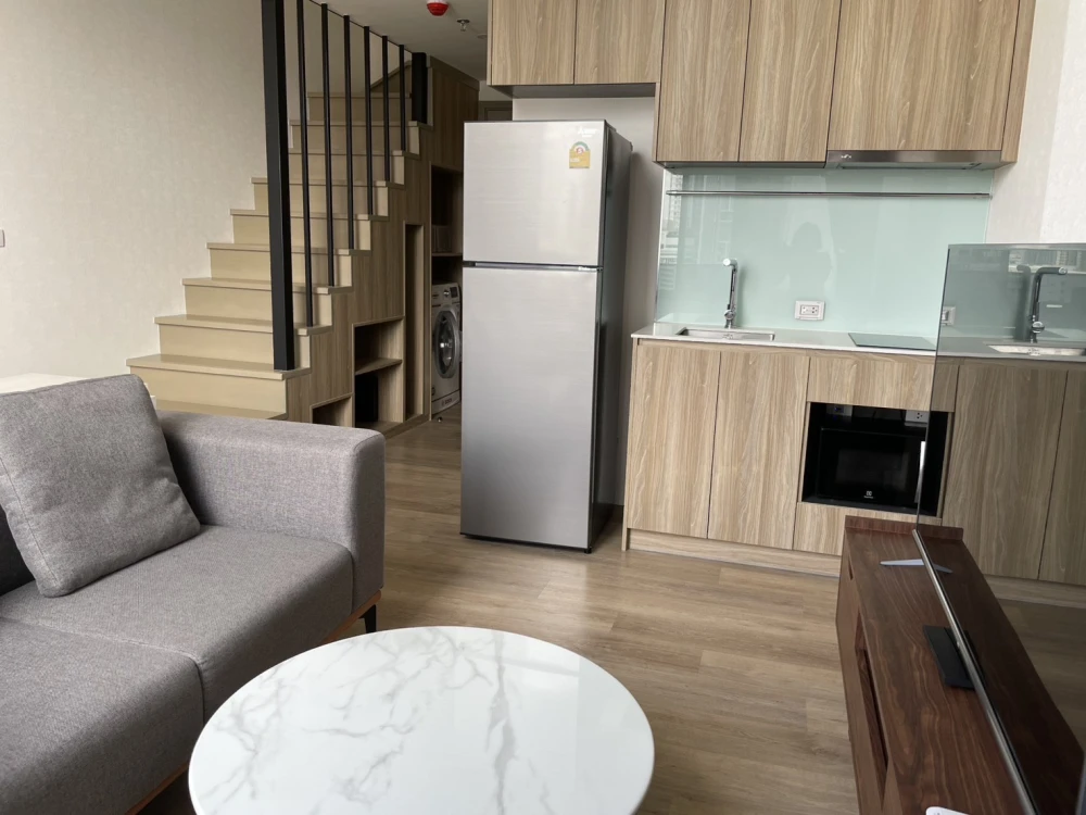 ให้เช่า คอนโดไซมิส 87 เป็นแบบ Duplex ขนาด 40 ตรม.  ใกล้ BTS อ่อนนุช เพียง 350 เมตร ตกแต่งพร้อมอยู่ พร้อมเครื่องใช้ไฟฟ้าครบครัน