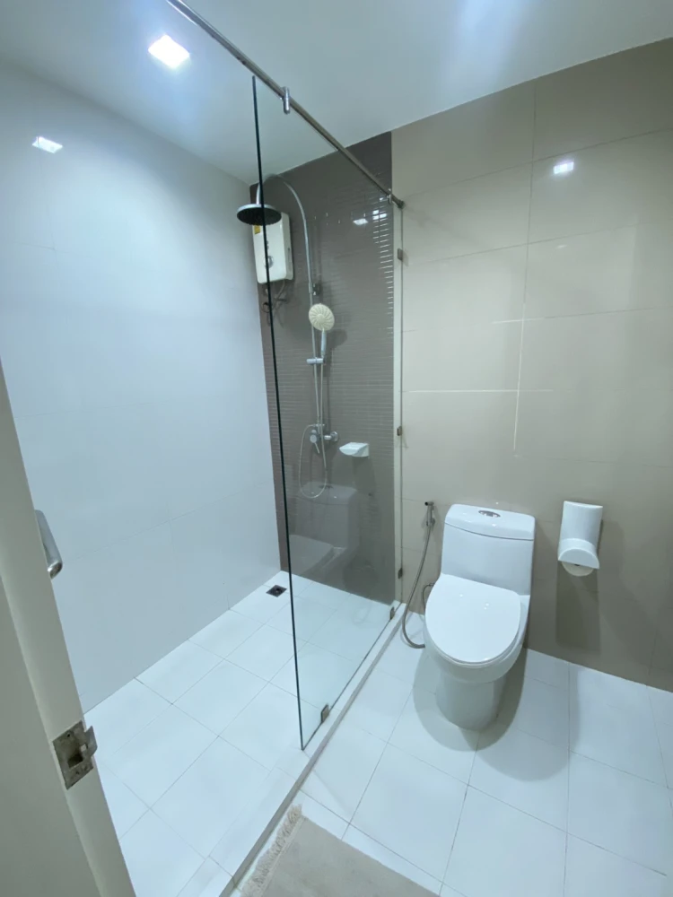 ให้เช่า!! คอนโด เดอะ บลูม สุขุมวิท 71 ชั้น 22 ห้องมุม เฟอร์นิเจอร์ครบ หิ้วกระเป๋าพร้อมเข้าอยู่ได้เลย ห้ามพลาด!!