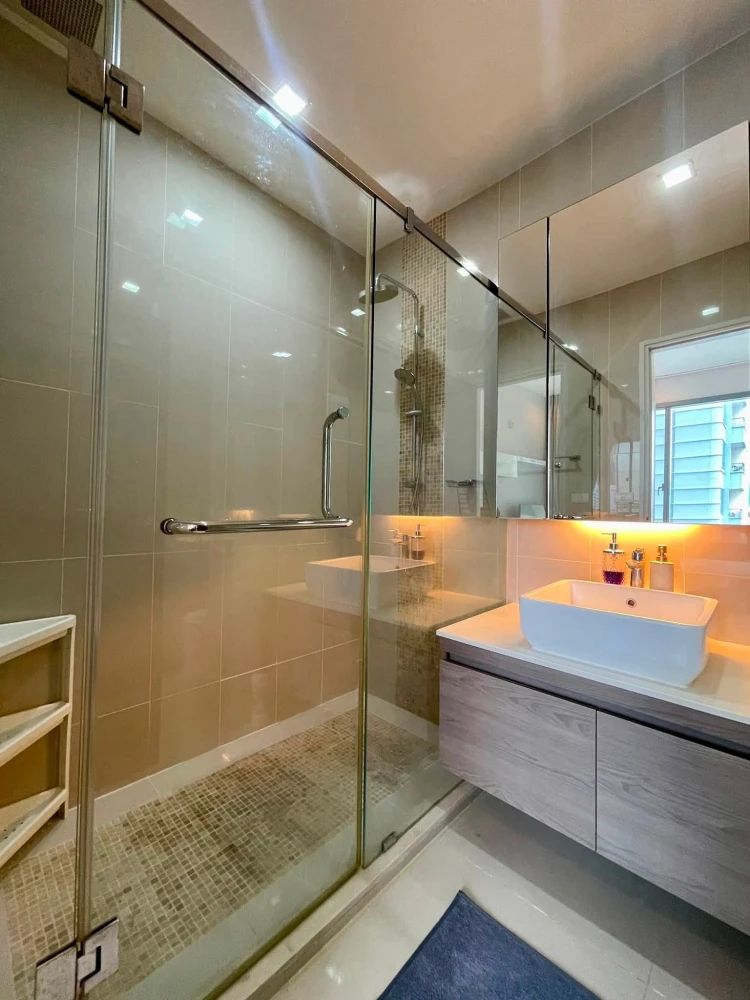 ให้เช่า คอนโดQ Asoke  ห้องมุมขนาด 48 ตร.ม. 2 ห้องนอน ชั้น 21  ทิศใต้ วิวสระว่ายน้ำ สะดวกครบจบที่เดียว