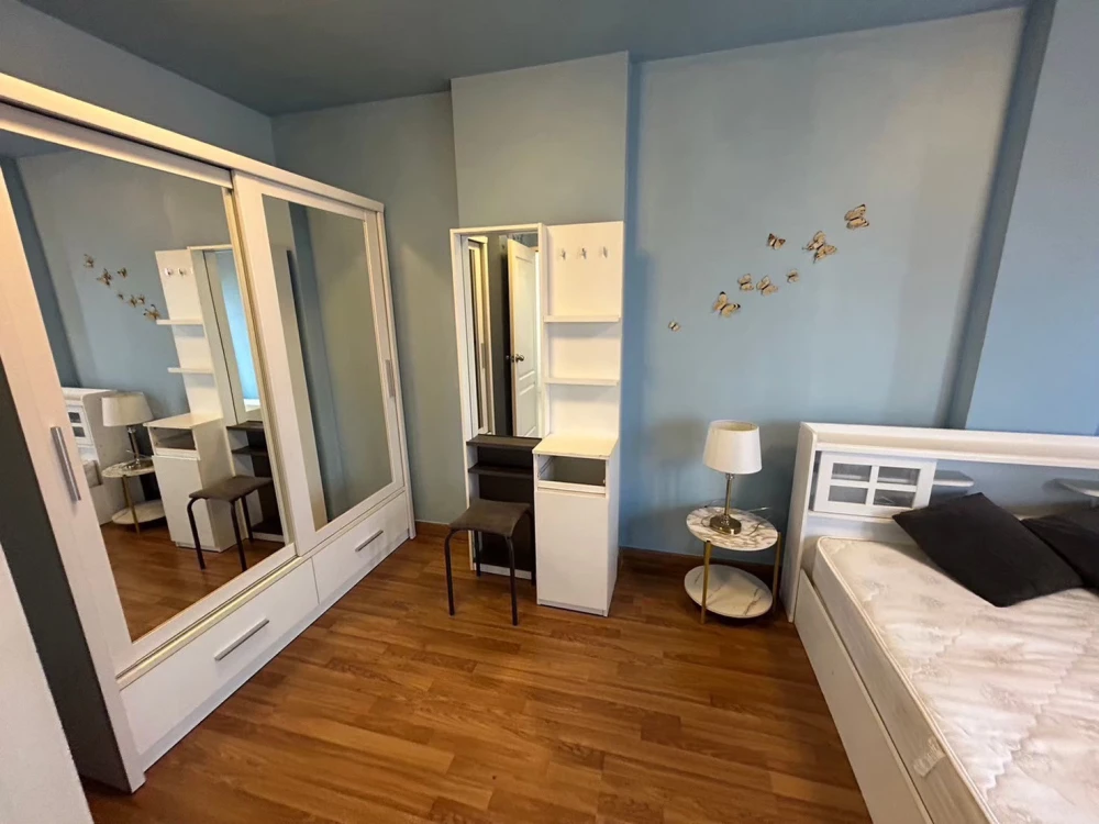 ให้เช่า ซัมเมอร์ การ์เดนท์ 1 ห้องนอน พื้นที่ใช้สอยเยอะ โซฟาตัวใหญ่น่านั่งสุดๆ รีบจองให้ไวเลย