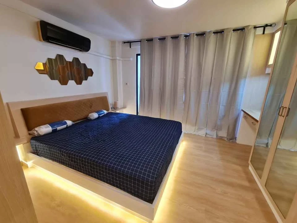 For rent: Champs Elysees Tiwanon, Building E, 5th floor, fully furnished with built-in furniture. Interested? Reserve now!