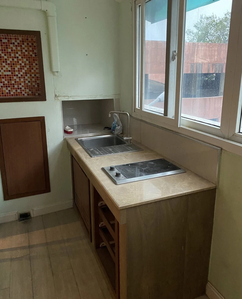 ให้เช่า ฌ็องเซลิเซ่ ติวานนท์ ห้องริมสุด เป็นส่วนตัว เงียบสงบ แสงดี อากาศถ่ายเท ห้องมีระเบียงทำหลังคากันแดดกันฝนเรียบร้อย ต้องจัดแล้ว