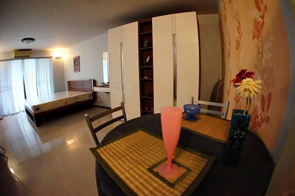 For rent: Champs Elysées Tiwanon, extra-large room, 36 sq m. Features a blend of Crystal High-Gloss materials, an innovation from Italy. Book now!